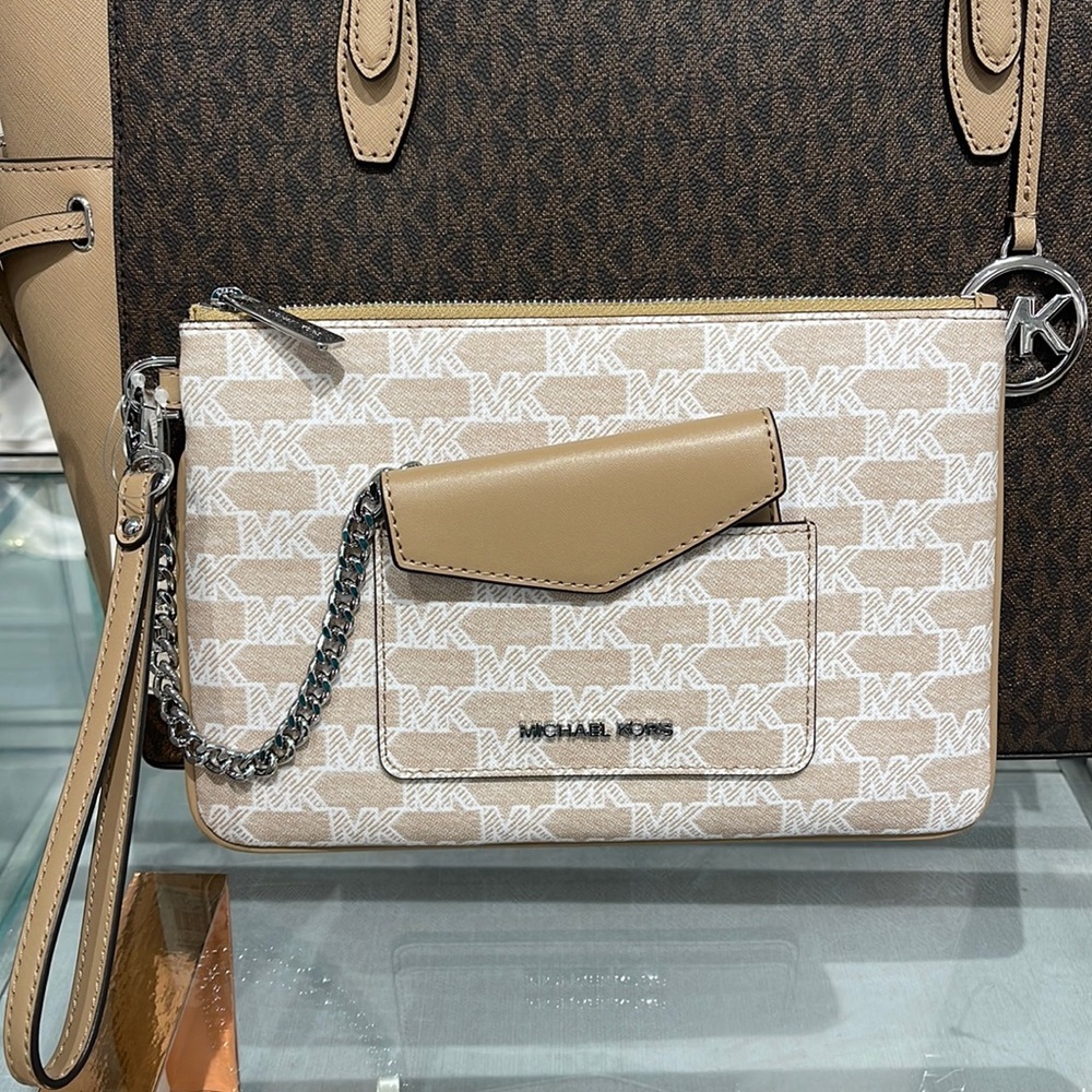 MICHAEL KORS JET SET ITEM LG 2 in 1 CARD CASE & WRISTLET
Camel 

NWT